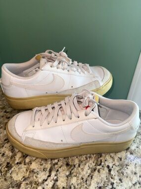 Nike Blazer Low Platform Women’s Sz 8.5 White Gum Sole DJ0292-109 Casual Sneaker